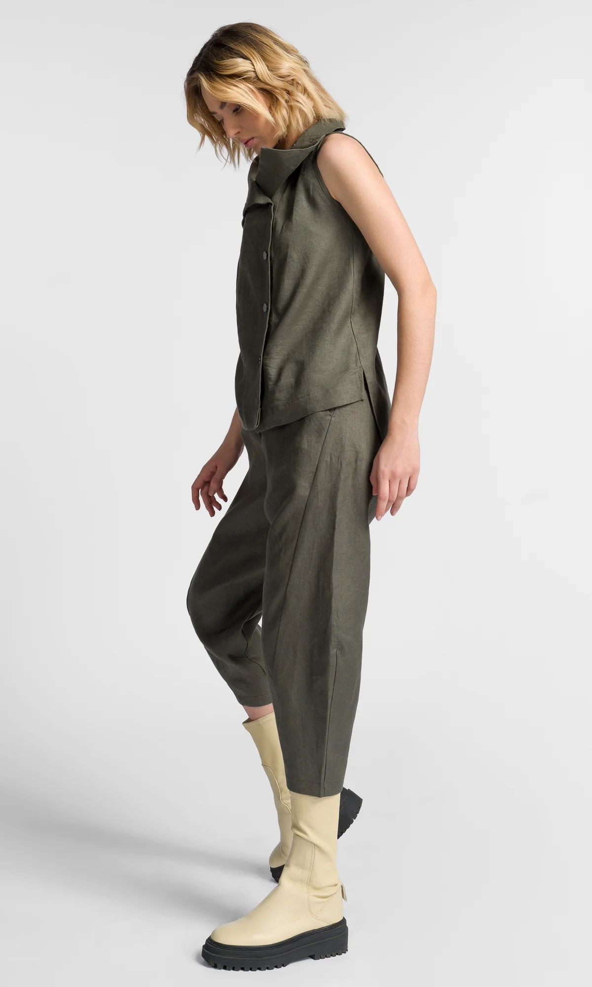 Sleeveless Buttoned Linen Top - Image 5