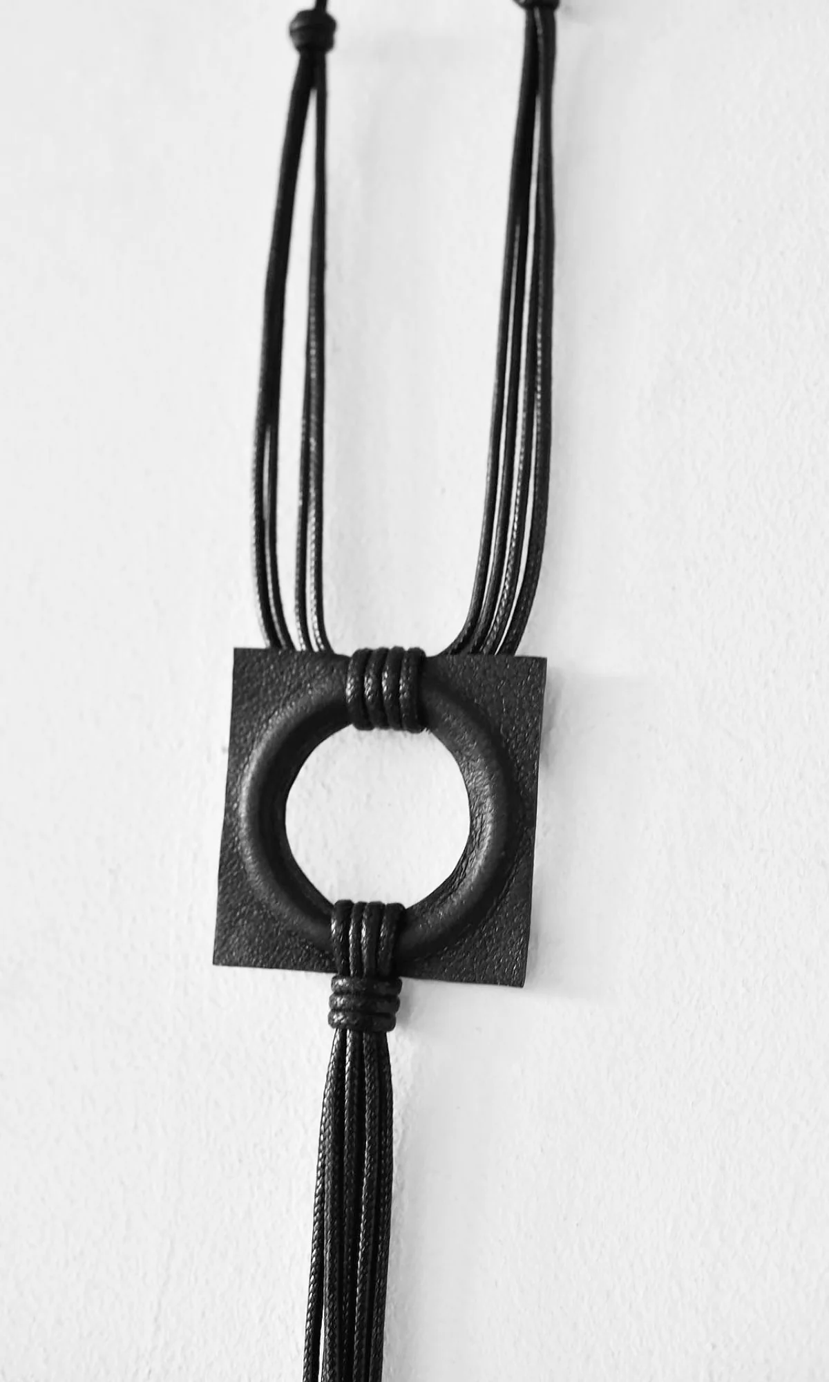 Trendy Leather pendant necklace - Image 3