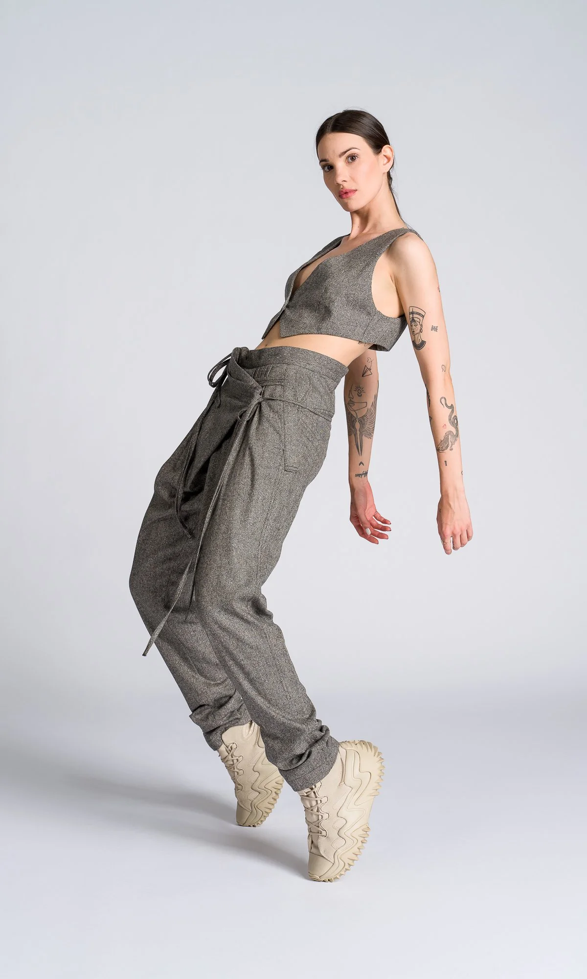 Two-piece Set of Tapered Pants and Cropped Suit Vest - Image 4